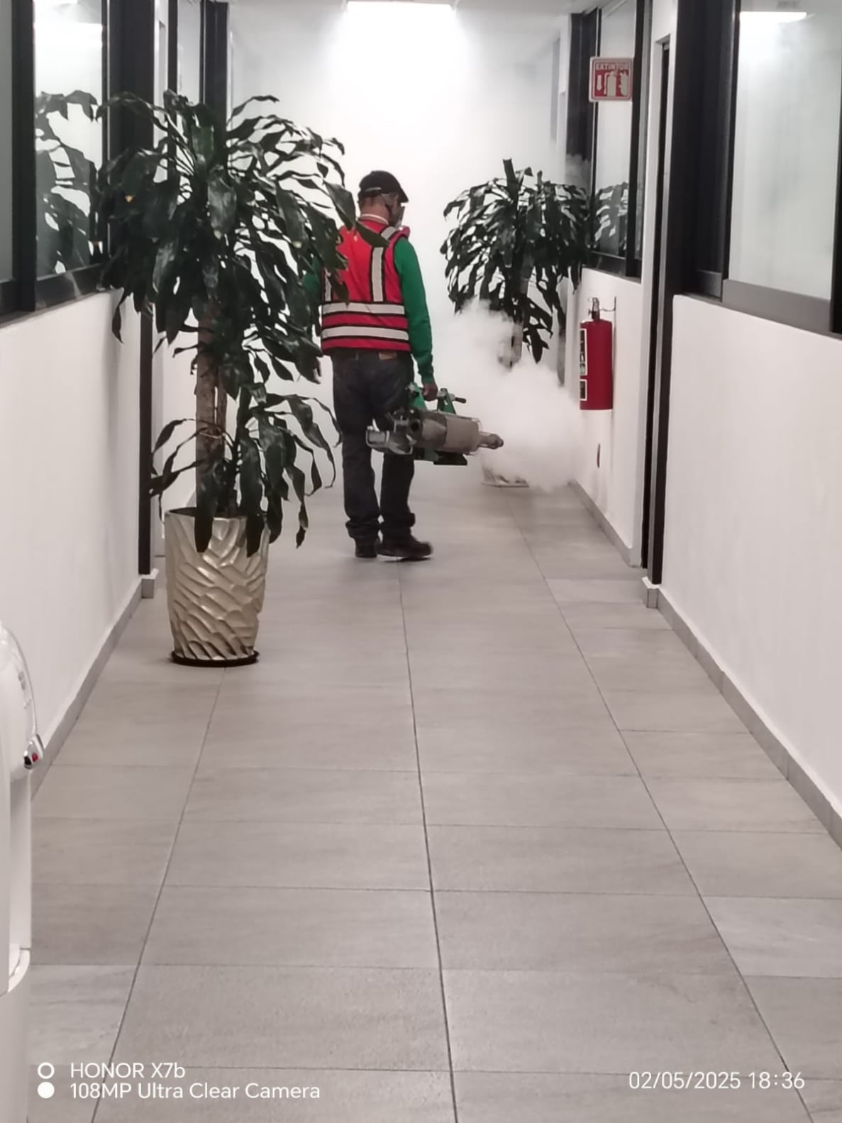 Aplicación de control de plagas en un pasillo exterior